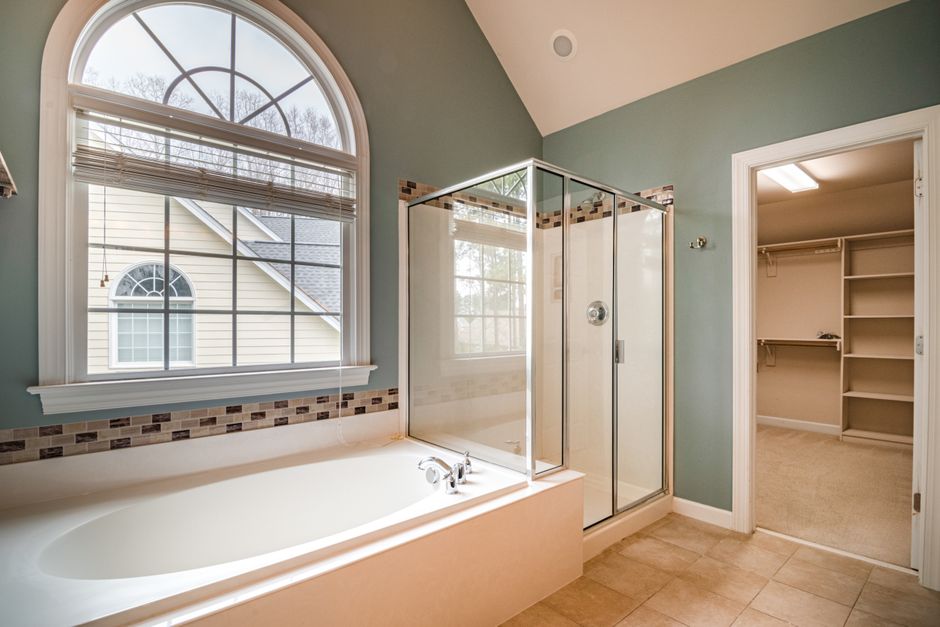 Pro Caulking Tips That Stop Bathroom Leaks