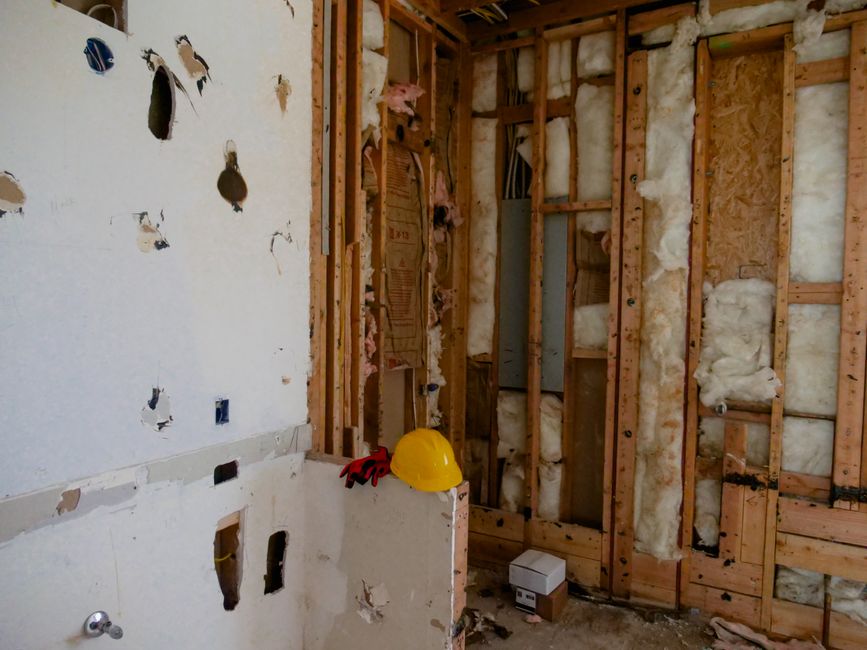 Spray Foam vs Fiberglass: Which Insulation Wins for DIY